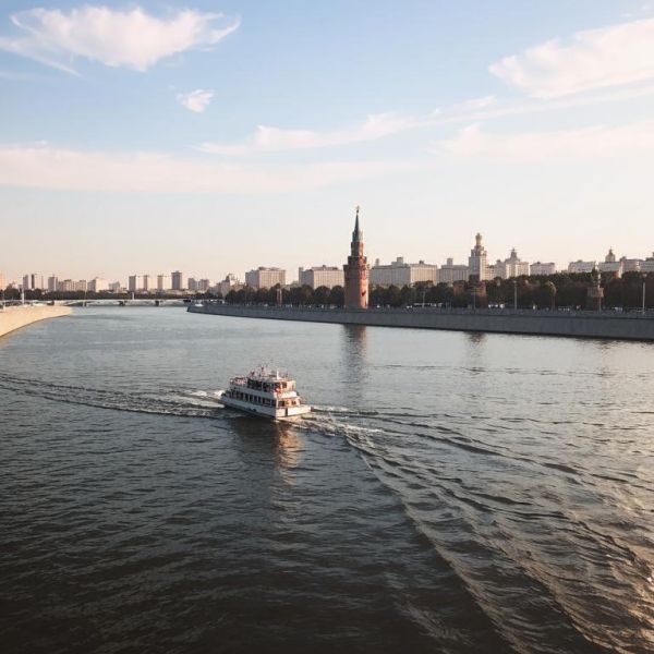 Прогулка на яхте по центру Москвы: уникальная возможность увидеть город под другим углом