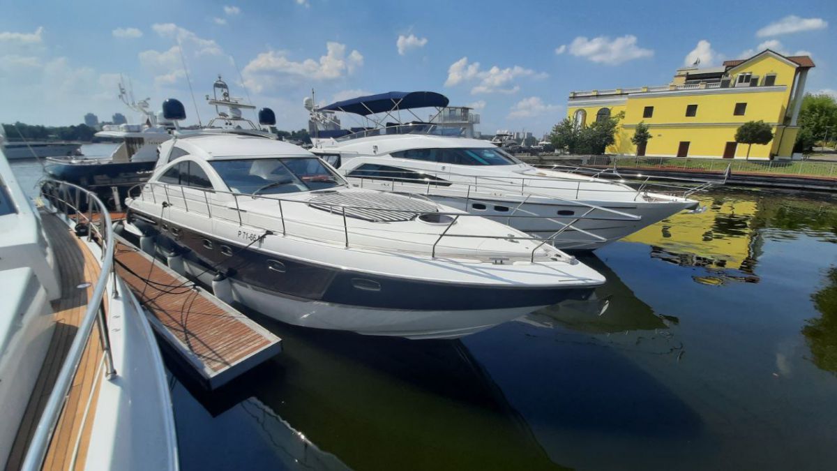 Прокат яхт в Москве вместимостью 5, 10 и 15 человек