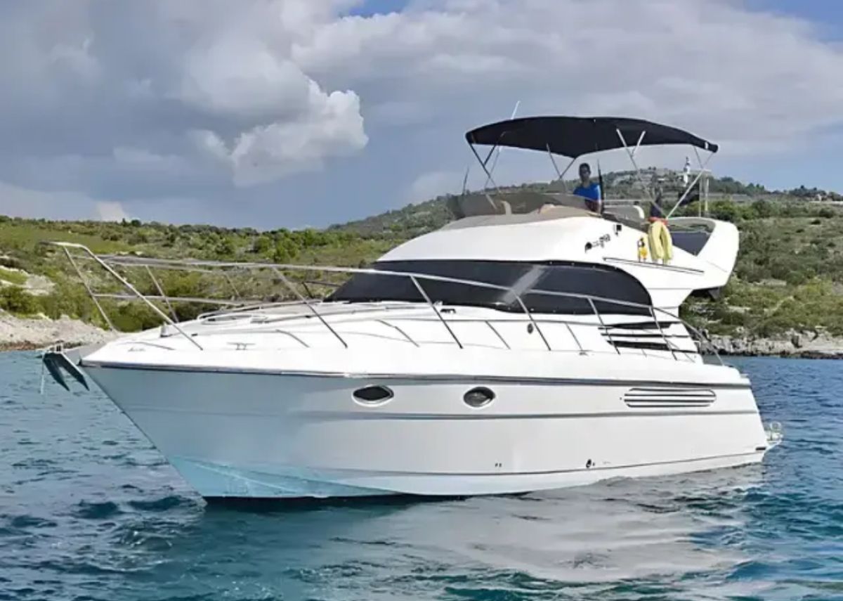 Речные прогулки на яхте Fairline 40 Phantom по центру Москвы